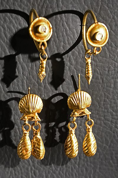 File:Ankara Archaeology and art museum Earrings Gold 2019 3454b.jpg