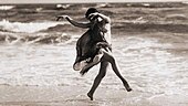 Isadora Duncan at the sea front 1915. Isadora-Duncan-danse-sur-la-plage.jpg