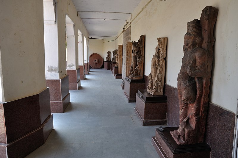 File:Archaeology Gallery - Corridor - Government Museum - Mathura 2013-02-24 6512.JPG