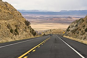 English: Highway 64, Coconino County, Arizona, 20 miles south of Cameron CDP. (QI) Polski: Droga stanowa 64, Hrabstwo Coconino, Arizona, 20 mil na zachód Cameron.