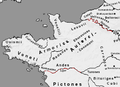 アレモリカ（Aremorica）またはアルモリカ（Armorica）と呼ばれる大西洋岸地域。ここの諸部族は2年前（BC56年）にカエサルやサビヌスが率いるローマ軍と戦った。