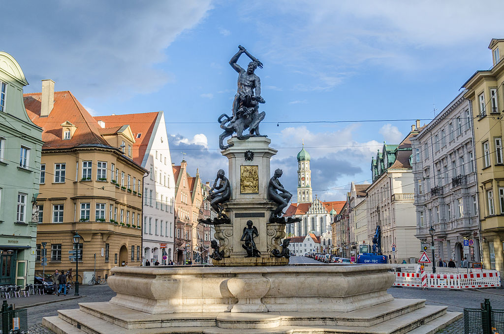 Augsburg: Blick in die Maximilianstraße südwärts auf den Herkulesbrunnen und die Kirche St. Ulrich und St. Afra im Hintergrund (UNESCO-Welterbe Augsburgs historische Wasserwirtschaft)