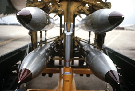 Us nuclear. Ядерная бомба b61. B61 ядерное оружие. Ядерная бомба США b61-12. B61 бомба мощность.