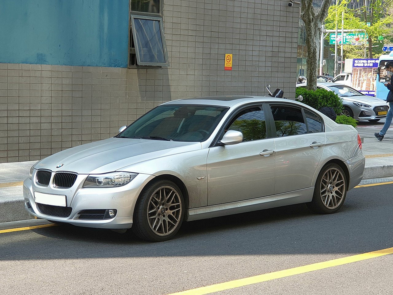 File:BMW E90 320d Titanium Silver (1).jpg - Wikimedia Commons