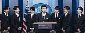 BTS na Casa Branca em maio de 2022 Da esquerda para a direita: V, Jungkook, Jimin, RM, Jin, J-Hope e Suga