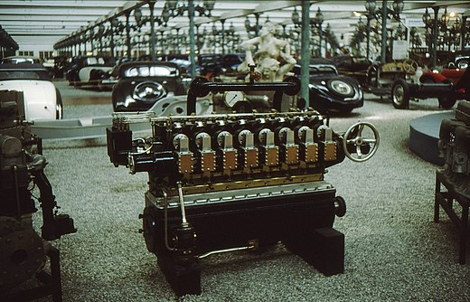 Een automotor is een voorbeeld van een halffabricaat. Het wordt gebruikt in de vervaardiging van het eindproduct, een geassembleerde auto