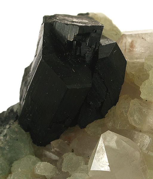 File:Babingtonite-Prehnite-bab15b.jpg