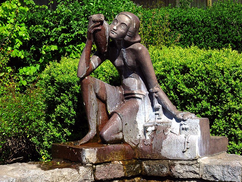 File:Bad Segeberg - Brunnenfigur von Ervin Bossanyi.JPG