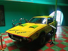 Barang koleksi berupa mobil dan sepeda onthel yang terpajang di dalam Galeri aku Museum Affandi.jpg