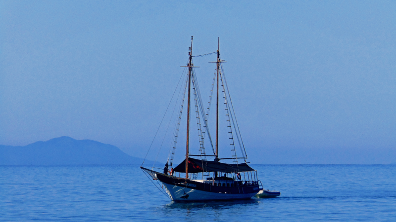 File:Barco em águas azuis.png