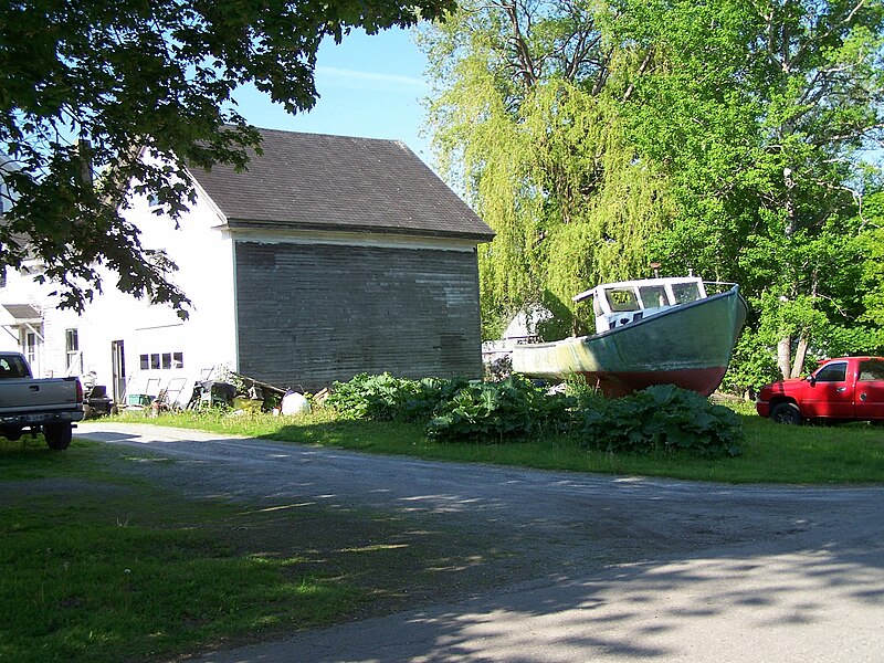 File:Barn in Rockland, Maine (198 8760).jpg