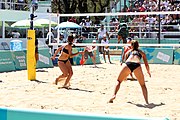 Deutsch: Beachvolleyball bei den Olympischen Jugendspielen 2018; Tag 9, 15. Oktober 2018; Mädchen, Viertelfinale: USA-Spanien 2–1 (21–19/17–21/15–9) English: Beach volleyball at the 2018 Summer Youth Olympics at 15 October 2018 – Girls Quarterfinals: USA-Spain 2–1 (21–19/17–21/15–9)