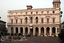 الساحة القديمة و مكتبة أنجيلو ماي