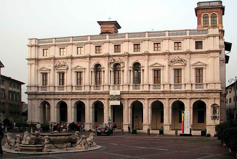 File:Bergamo piazza raddrizzata.jpg