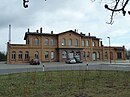 Bahnhof Großräschen, bestehend aus Empfangsgebäude, Güterschuppen, Stellwerksgebäude und Vorplatz