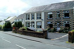 Bi-colour keystones on two semi-detached houses in Pen-y-cae.jpg