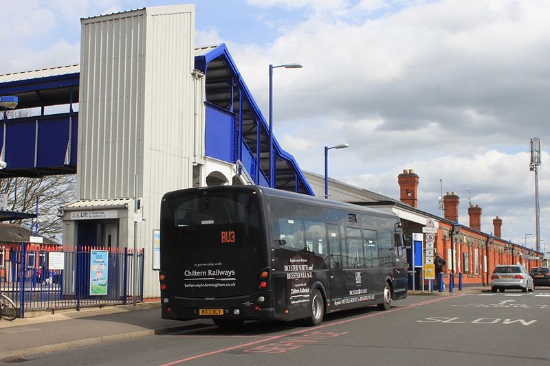 File:Bicester North station - Graylines MX13BCV.JPG