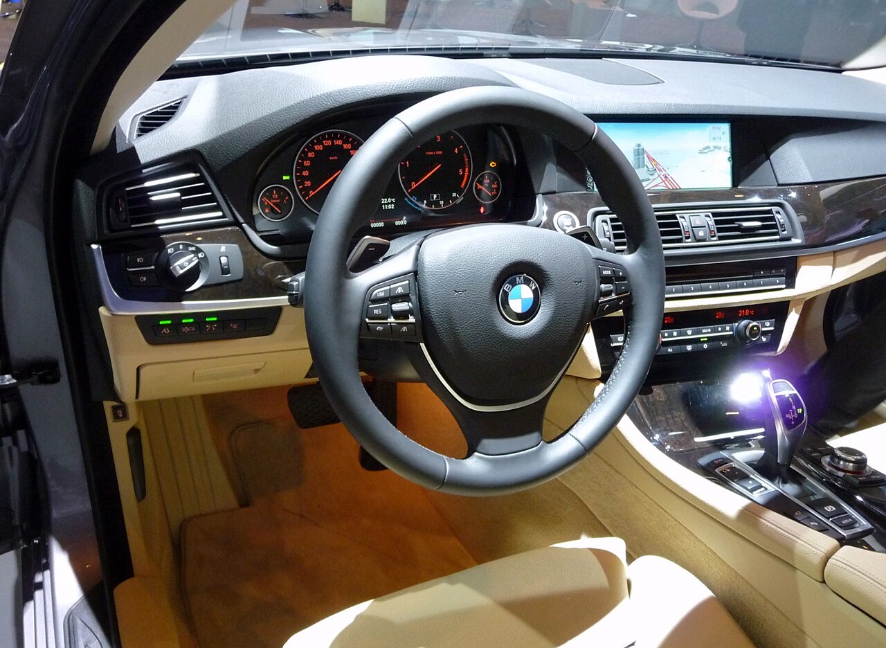 File:Bmw-5er-f10-interieur-02.jpg - Wikipedia