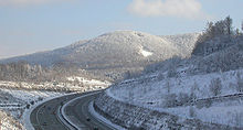 Der Boßler im Winter, im Vordergrund die Autobahn 8