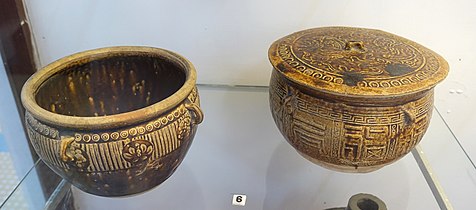 Bols, XIe – XIIIe siècle, grès à décor gravé en réserve et glaçure brune. Musée d'Histoire du Viêt Nam