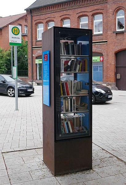 File:Brakel - Bücherschrank.jpg