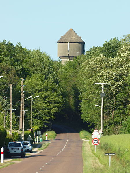 File:Brannay-FR-89-Les Martins-château d'eau-02.jpg