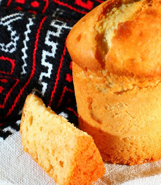 File:Bread in Ukrainian embroidered towel.jpg