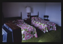 imagem de quarto de hotel com duas camas