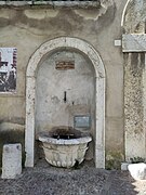 Alter Brunnen an der Kirche San Bernardino