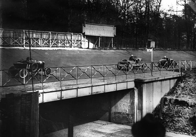 A race in 1925 with cars racing across the bridge.