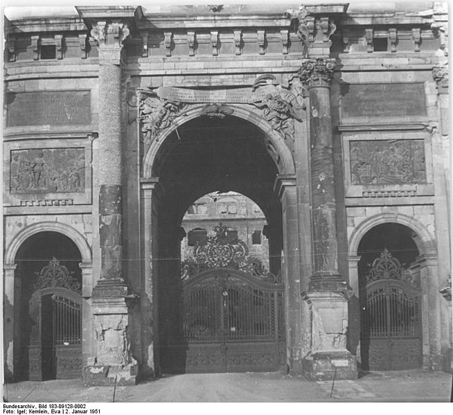 File:Bundesarchiv Bild 183-09128-0002, Berlin, Stadtschloss, Abriss.jpg