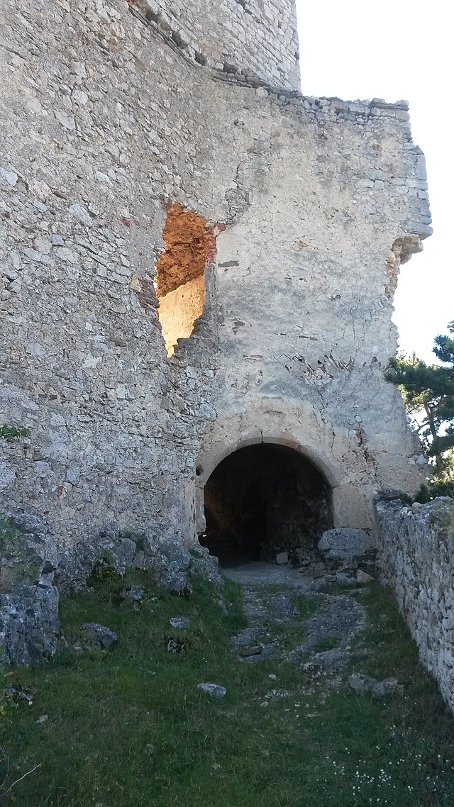 Rechts: Durchgang zur Hochburg (Tor III), Links: Fensternische mit Sitzbänken in der Ostwand des Palas