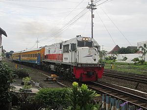 Kereta api Sri Tanjung yang dihela lokomotif CC 201 92 17 saat meninggalkan Stasiun Lempuyangan, 2015