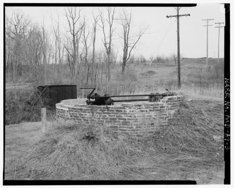 File:CIRCULAR SHAFT AND CRANK AND GEAR MECHANISM FROM SOUTH. AEROVANE FAN AT LEFT REAR. - Consolidation Coal Company Mine No. 11, East side of State Route 936, Midlothian, Allegany HAER MD,1-MLOTH.V,1-3.tif