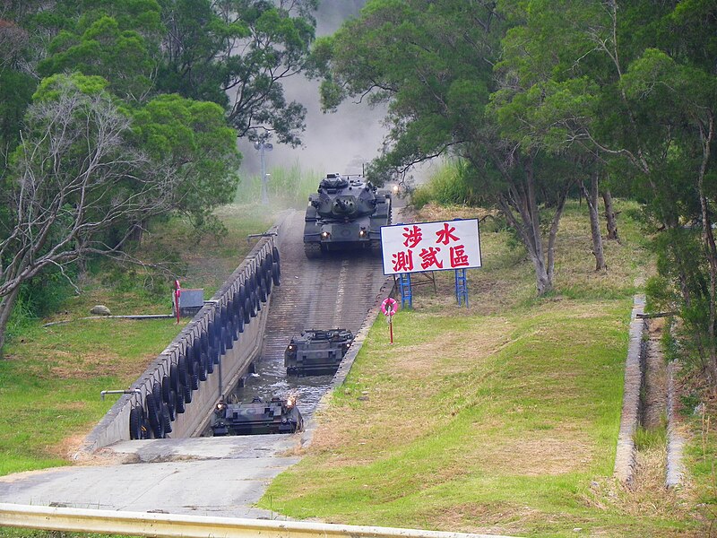 File:CM-21As and M60A3 TTSs Wading through Water Test 20121013a.JPG