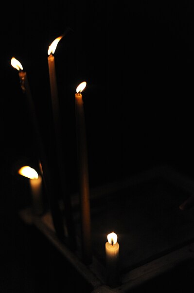 File:Candles in the Aedicule. Church of the Holy Sepulchre, Jerusalem 047 - Aug 2011.jpg