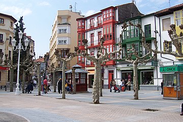 Entre los lados sur y oeste sale la calle de San Felipe en cuya esquina estaba el Banco Mercantil y hoy es el Banco de Santander. San Felipe street is located between the east side and the west side. The Mercantil Bank, nowadays Santander Bank, is at this corner.