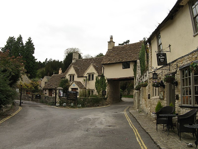 File:Castle Combe (8105963649).jpg