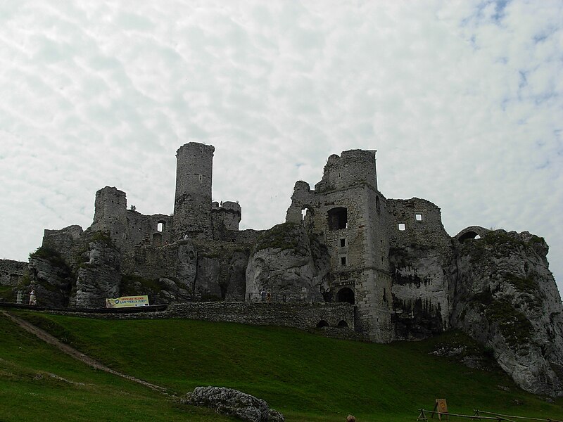 File:Castle in Ogrodzieniec - 11.JPG