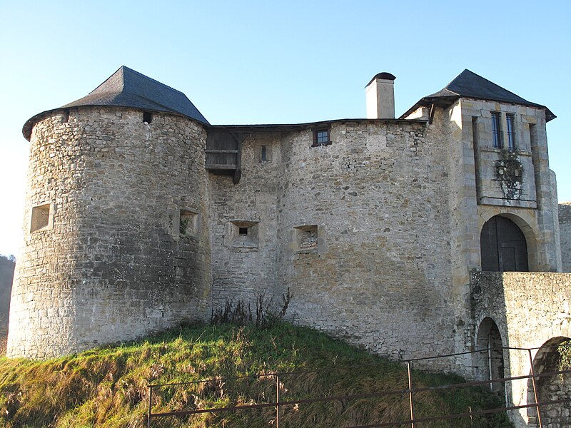 File:Castle of Mauleon, North-East wall.jpg