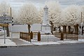 Français : Monument aux morts, Chamblanc (Côte d'Or, Bourgogne, France) photographié avec un filtre infrarouge 720 nm. Català: Monument als soldats morts durant la Primera i la Segona Guerra Mondial, (Costa d'Or, Borgonya, França) fotografiat amb un filtre infraroig 720 nm. Español: Monumento a los soldados muertos durante la Primera y la Segunda Guerra Mundial, Chamblanc (Côte d'Or, Borgoña, Francia) fotografiado con un filtro infrarrojo 720 nm.