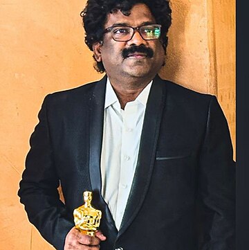 File:Chandrabose with Academy Award 2023.jpg