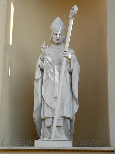 File:Chiesa di San Martino Vescovo, facciata, statua San Martino (Codigoro).JPG