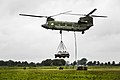 Chinook met last en twee LSV's