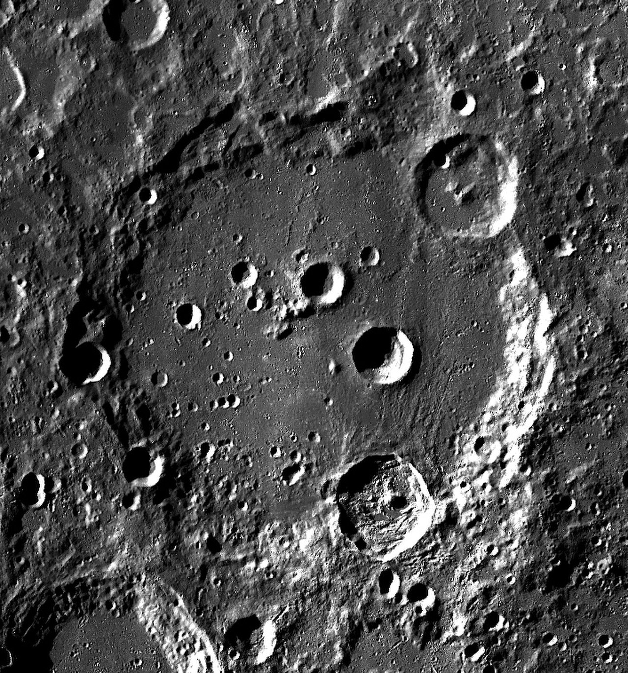 Видной части луны. Клавий (лунный кратер). Кратеры на Луне. Кратер Клавиус. Ударные кратеры на Луне.