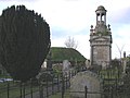 Mausoleu Cleland al cementiri de St. Elizabeth, amb el Fossat al fons.