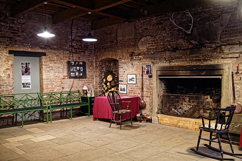 File:Copped Hall servants' hall, Epping, Essex, England.jpg