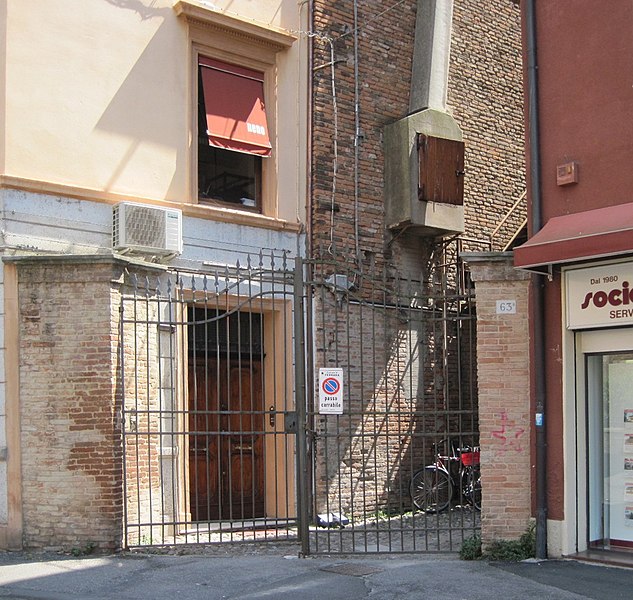 File:Cortevecchia (via) Ferrara - Vicolo dei Duelli 01.jpg