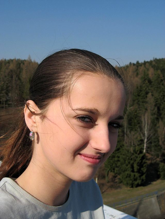 File:Cute teen girl.jpg - Wikimedia Commons