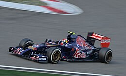 Daniil Kvjat řídící vůz při Grand Prix Číny 2014.